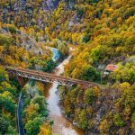 Toamna transformă Defileul Jiului într-un peisaj de poveste