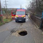 Doi bărbați au căzut într-o groapă apărută prin prăbușirea asfaltului, pe strada Funicularului din Petroșani