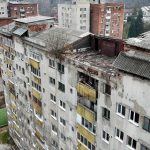 Cu copaci pe acoperiș, cel mai mare bloc din Lupeni așteaptă constructorii