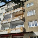 Cu placaj în loc de geam, la Petrila