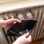 Sute de oameni primesc ajutoare pentru încălzire