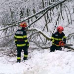 Intervenții în lanț ale pompierilor hunedoreni, în urma fenomenelor meteo: copaci doborâți, acoperișuri prăbușite și drumuri blocate
