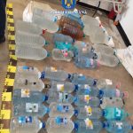 Aproape 900 de litri de alcool descoperiți de polițiștii hunedoreni pe DN66A și la domiciliul unui bărbat din Caraș-Severin