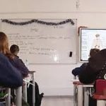 Clase mai puține, elevi mai mulți, școală dusă înapoi în timp