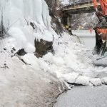 Țurțuri uriași în Defileul Jiului. Intervin drumarii