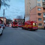 Incendiu într-un apartament din Petroșani. Un bărbat de 72 de ani a fost găsit inconștient