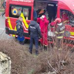 Femeie salvată de pe linia de cale ferată