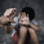 Adolescent lăsat inconștient de un vecin violent și alcoolic