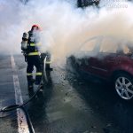 Autoturism cuprins de flăcări în mers, la Bănița. Două persoane s-au autoevacuat la timp