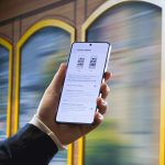 Peste jumătate dintre europeni recunosc că se uită la ecranul telefonului unui străin în public – aproape un sfert dintre ei făcând acest lucru din pură curiozitate