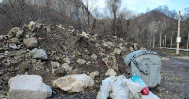 Pietre din cetatea dacică Bănița, aruncate azi la gunoi