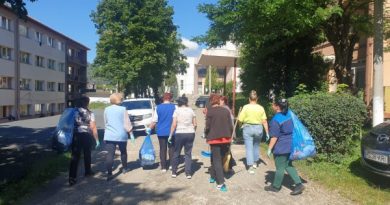Sute de saci cu deșeuri strânși de voluntari, la Petroșani,